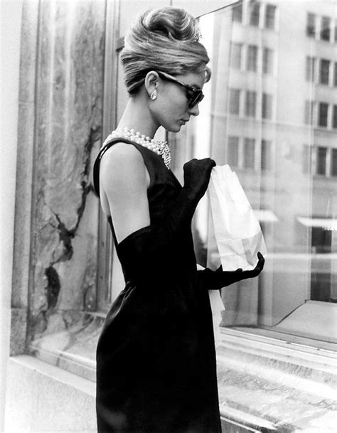 robe noir de givenchy|L’histoire de la petite robe noire Givenchy d’Audrey .